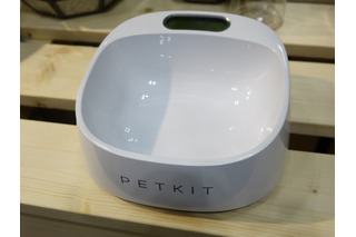 グラム表示もしてくれるペット用食器「PETKIT」がデモ中 画像