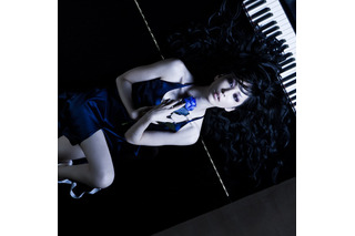 中島美嘉の妖艶な姿が公開に！バラを抱えてピアノに横たわる新ジャケット 画像