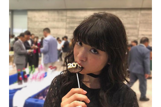 東京女子流・新井ひとみ、キメ顔でチョコをパクッ！「可愛すぎるー!!」と話題 画像