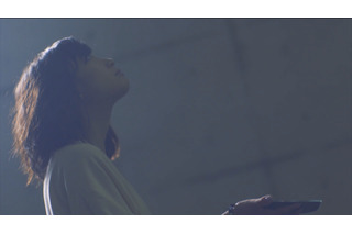 ももクロ・有安杏果、1stアルバムから「ヒカリの声」MV公開！ 画像