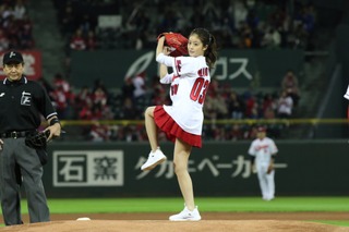 今田美桜、初始球式はノーバン投球ならず！「自己採点は50点ぐらいです」 画像