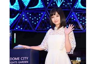 橋本環奈、初のイルミ点灯式に登場！今年の“マイ流行語”は「鼻ほじ」 画像