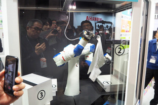 クラボウ、Tシャツを折り畳むロボットを展示……動くものを正確に3D計測できる技術を紹介 画像