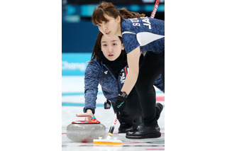 カーリング女子、スウェーデンに逆転勝利で史上初の五輪5勝！おやつタイムはいちごやお菓子 画像