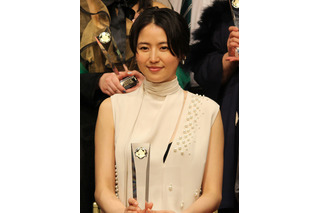 長澤まさみ、主演女優賞獲得！白いドレスで授賞式に登場 画像