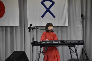 川嶋あい 400人の生徒・教職員などを前にサプライズライブ開催！3月に閉校の中学校で 画像