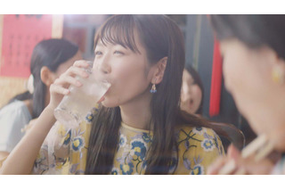 ウメッシュ4代目イメージキャラクターに岡本夏美！豪快な食べっぷり＆飲みっぷりを披露！ 画像