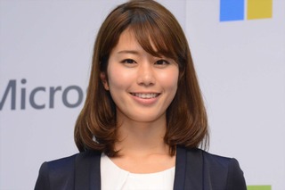 稲村亜美、スーツ＆ヒールスタイルでも渾身“神スイング” 画像