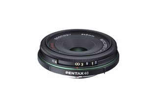 ペンタックス、全長15mmの超薄型デジタル専用単焦点レンズ 画像