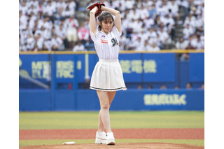 元°C-ute鈴木愛理、初始球式で美しい投球フォーム披露！ 画像