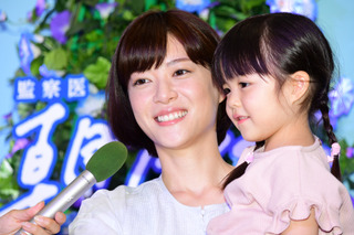 上野樹里、月9で共演の自由な子役を絶賛＆抱っこ「いいですね、このフィット感」 画像