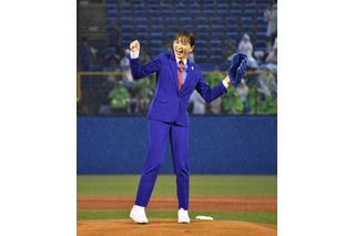 川口春奈がスーツ姿で始球式、ナイスピッチングで“リベンジ”達成！ 画像