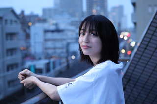 小島梨里杏、DOBERMAN INFINITY新曲MVで儚くも美しい表情 画像