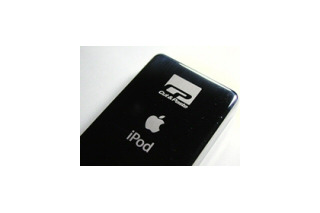 iPodの裏面に好きなロゴを刻印するサービスが開始、1台でも注文できる 画像