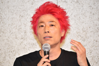 田村淳、ライブ前に亮にはナイショでイメチェン！「原点回帰」の赤髪へ 画像
