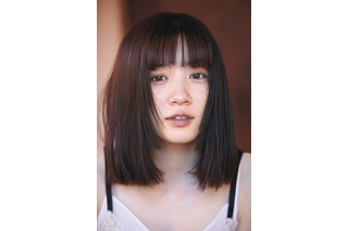 永野芽郁、写真集撮影中に自身で前髪をカット！「変化を楽しんで！」 画像
