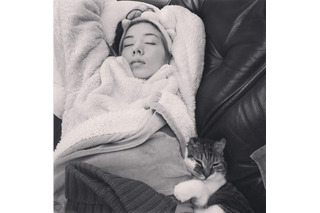 「寝正月サイコーだぜぇ」仲里依紗、猫とのまったり寝姿公開 画像