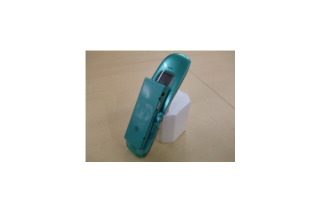 KDDI、RFIDタグリーダを内蔵した携帯電話の試作機を開発 画像