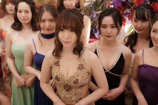人気コスプレイヤー・伊織もえ、映画『東京リベンジャーズ』で艶やかなドレス姿 画像
