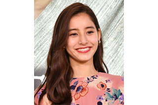 美しさが異次元レベル！新木優子、パリで撮影のドレス姿に反響 画像