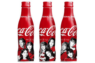 NiziUメンバーが3種のデザインで登場！「コカ・コーラ」スリムボトル 画像
