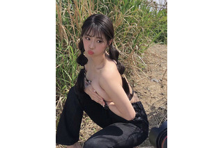 大胆な手ブラカットも！鈴木ふみ奈の写真集セクシーオフショがSNSで公開に！ 画像