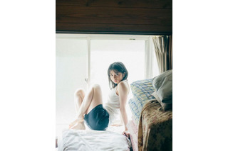桜田ひより、タンクトップ＆ショーパン姿で夏らしいワンカット！カレンダーブックが明日発売に 画像