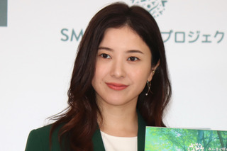 吉高由里子、グリーンスーツでイベント登場…キャラに“なで肩”イジリも!? 画像