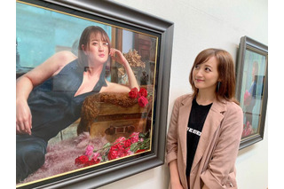 小松彩夏、画家・中島健太氏が描いた自身の肖像画とツーショット！ 画像