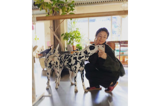 すっぴん？！高岡早紀、49歳誕生日を愛犬との寄り添いショットと共に報告 画像