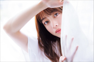 橋本環奈、6年ぶり『CMNOW』表紙＆巻頭特集登場！清楚な白ブラウスで二の腕チラリ 画像