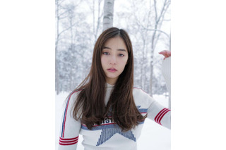 新木優子、DIORのウィンターファッション公開！「雪の女神」「透明感凄い」と反響 画像