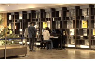 街角に設置された「誰でも自由に弾けるピアノ」！渋谷の商業施設で人々が奏でたのは？ 画像