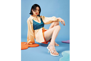 三吉彩花、『CHARLES & KEITH』の美脚目を引くサマールックが公開に！ 画像