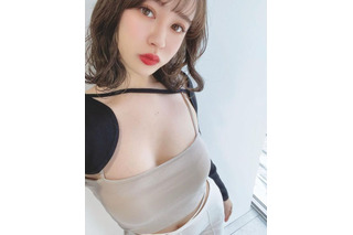 ナタリア聖奈、デコルテあらわなセクシー“春夏コーデ”披露 画像