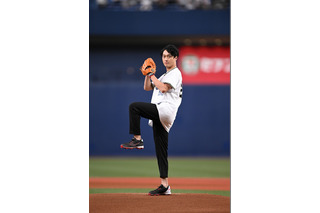 渡辺謙の息子・大がプロ野球始球式で見事なノーバウンド投球披露！ 画像