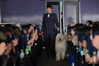 田中圭＆俳優犬ベック、映画『ハウ』公開記念舞台挨拶に仲良くお散歩登壇！ 画像
