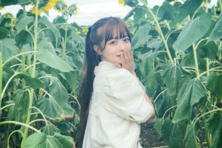 Kirari、夏らしいインスタ投稿に「ひまわり畑似合いすぎ」の声 画像