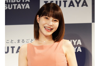 岸明日香、胸元あらわなセクシー衣装姿をインスタで披露！ 画像