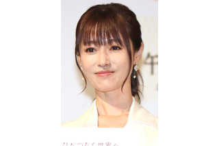 深田恭子、2023年カレンダー発売発表！テーマは「深田恭子×犬」 画像