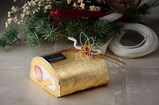 新年を祝う煌びやかなスイーツ「金箔ロールケーキ」登場 画像