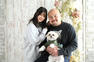 「バズってくれ～～」鬼越・坂井の妻・早乙女ゆみの、夫＆愛犬との家族写真を公開 画像