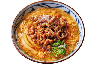 丸亀製麺から新作「肉がさね玉子あんかけうどん」登場 画像