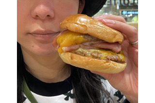 【実食】どれだけ凄いのか！？ロッテリア・トリプルベーコントリプル絶品チーズバーガー 画像