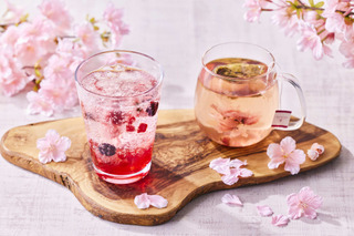 フレッシュネスバーガーが桜の花びらを使用した春季限定ドリンクを発売 画像