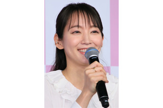 吉岡里帆、へそチラミニスカコーデに「神々しい」「この世の美の極致」の声 画像