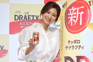 宇賀なつみ、白シャツ爽やかスタイルでビール愛を語る「料理を作りながら…」 画像