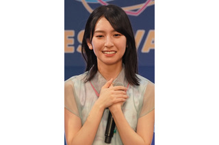 日向坂46・金村美玖、キュートなグラビアオフショット公開！レアなメガネ姿も 画像