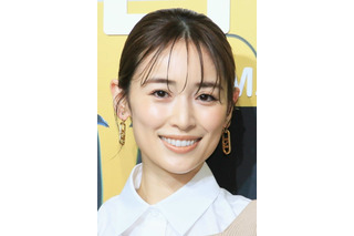 泉里香、ミニスカゴルフウェア姿で豪快スイング披露！「ナイスショット」「可愛いすぎる」 画像