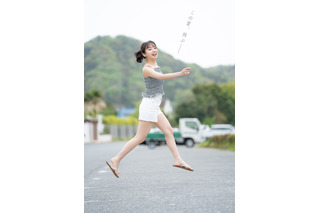日向坂46・齊藤京子、グラビア雑誌創刊号で「この夏、飛ぶ――」 画像